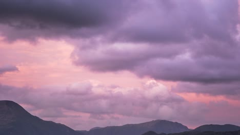 hermosos cielos rosados y nubes esponjosas sobre el fiordo al atardecer