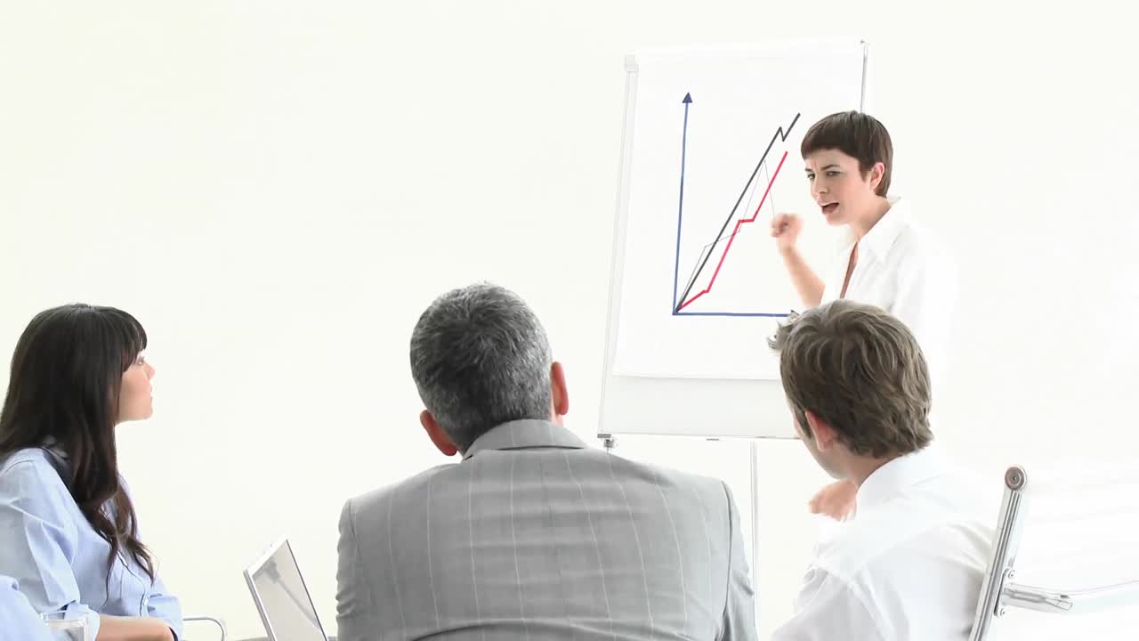 mujer de negocios asertiva que presenta estadísticas