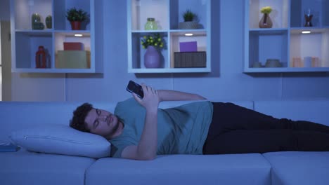 Hombre-Quedándose-Dormido-Por-La-Noche-Con-El-Teléfono-En-La-Mano.-Adicción-Al-Teléfono.