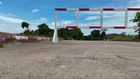 drone se acerca y aterriza en una carretera rural