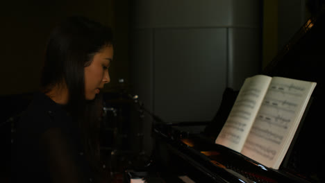 mujer tocando el piano