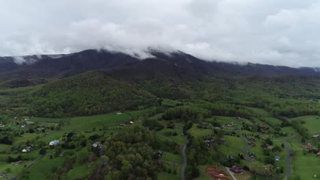 Ciudad-De-Montaña-En-Tennesse.-Tiro-Ascendente