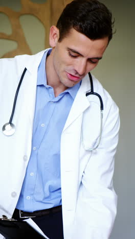 el médico discutiendo sobre el clipboard.