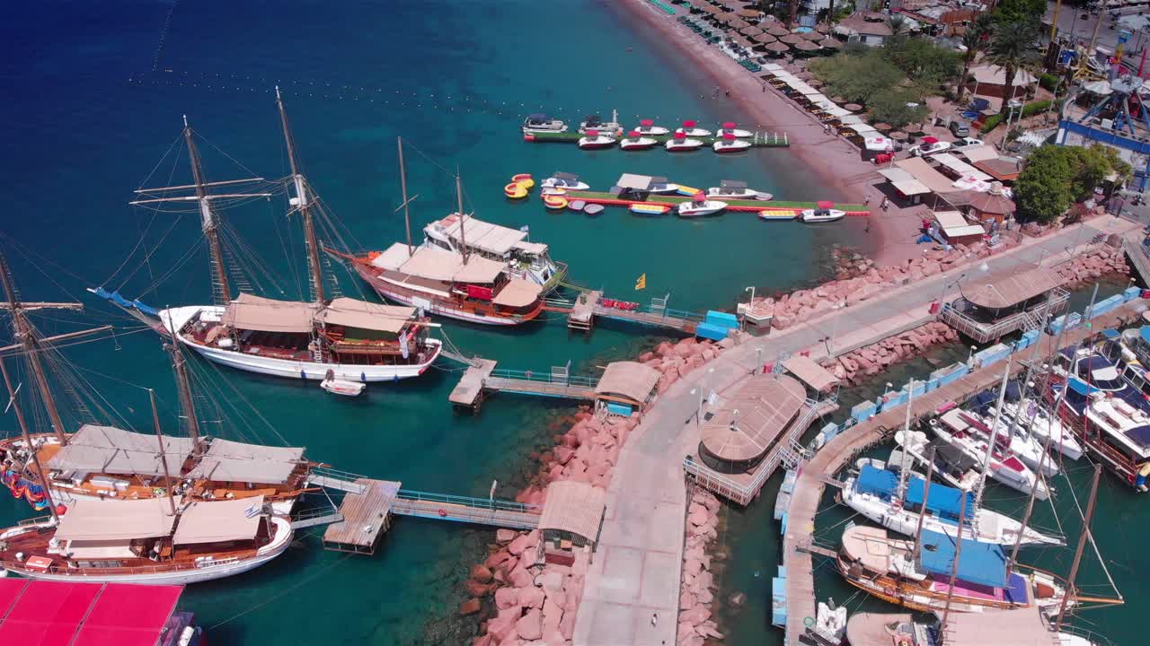 마리나에 있는 보트와 선박, 공중 사진