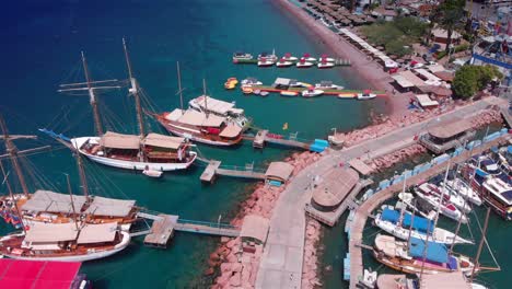 barcos y buques en un puerto deportivo, vista aérea