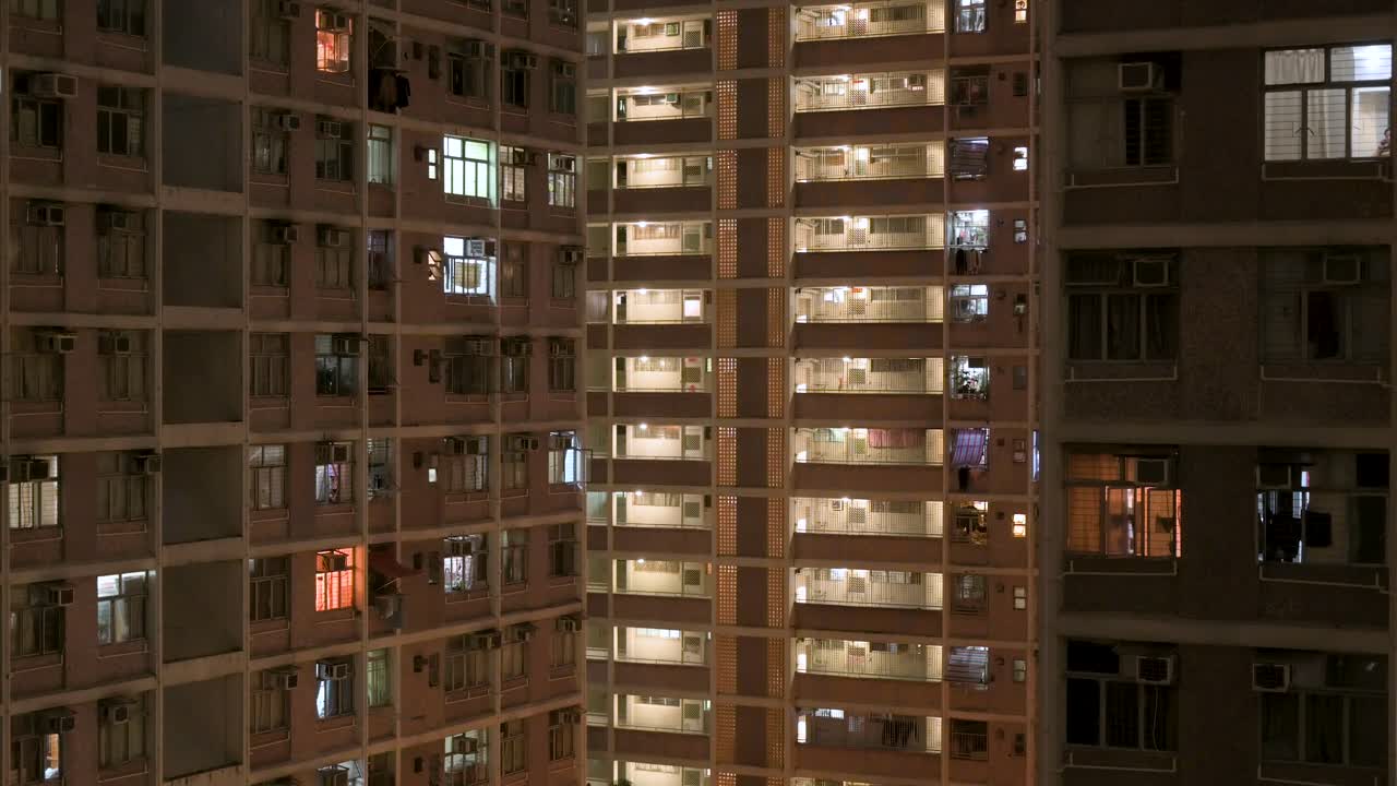 홍콩의 붐비는 고층 공공 주택 아파트 건물의 야경