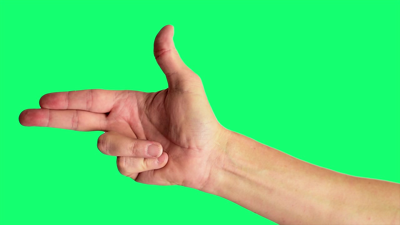 Primo piano di una mano maschile che fa il classico gesto della pistola con le dita, su uno sfondo greenscreen ideale per il chroma key