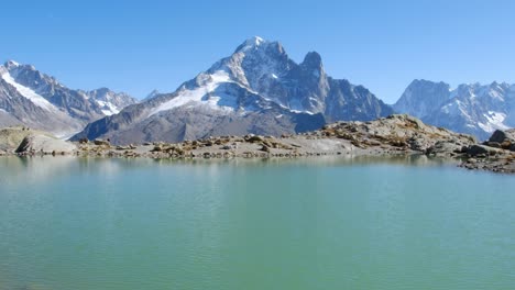 Vista-Del-Mont-Blanc-Desde-El-Lac-Blanc,-En-Las-Aiguilles-Rouge,-Cerca-De-Chamonix