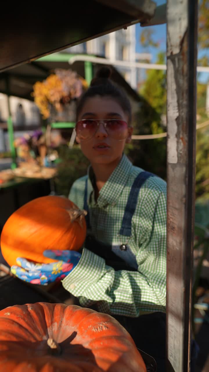 mujer vendiendo calabazas en un mercado