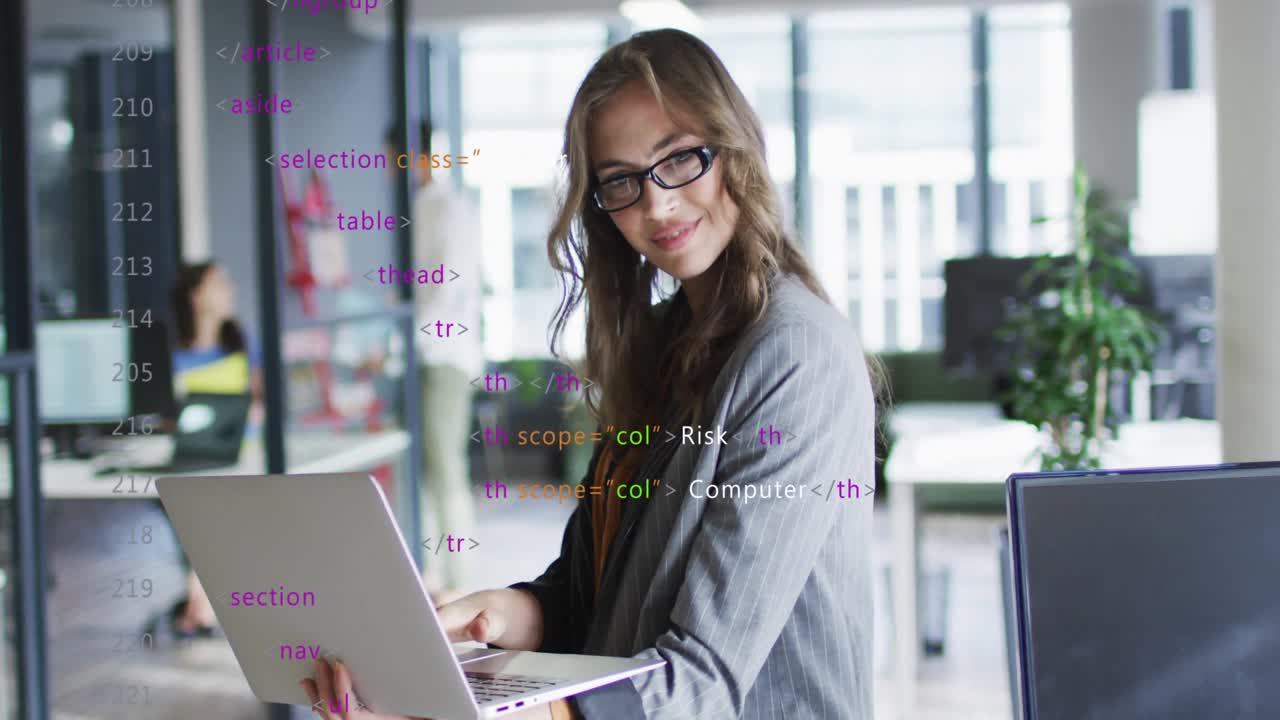 Donna che scansiona un overlay sul laptop che trasforma i tag di navigazione in malware, con un firewall che analizza il contenuto di sicurezza.