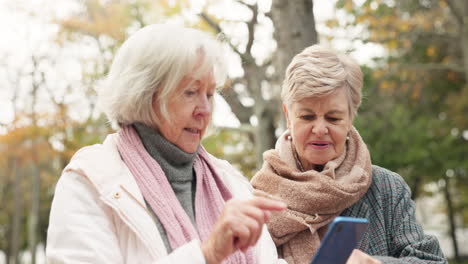 Senioren,-Frauen-Und-Freunde-Mit-Telefon-In-Einem-Wald