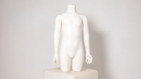 maniquíes con luces de colores