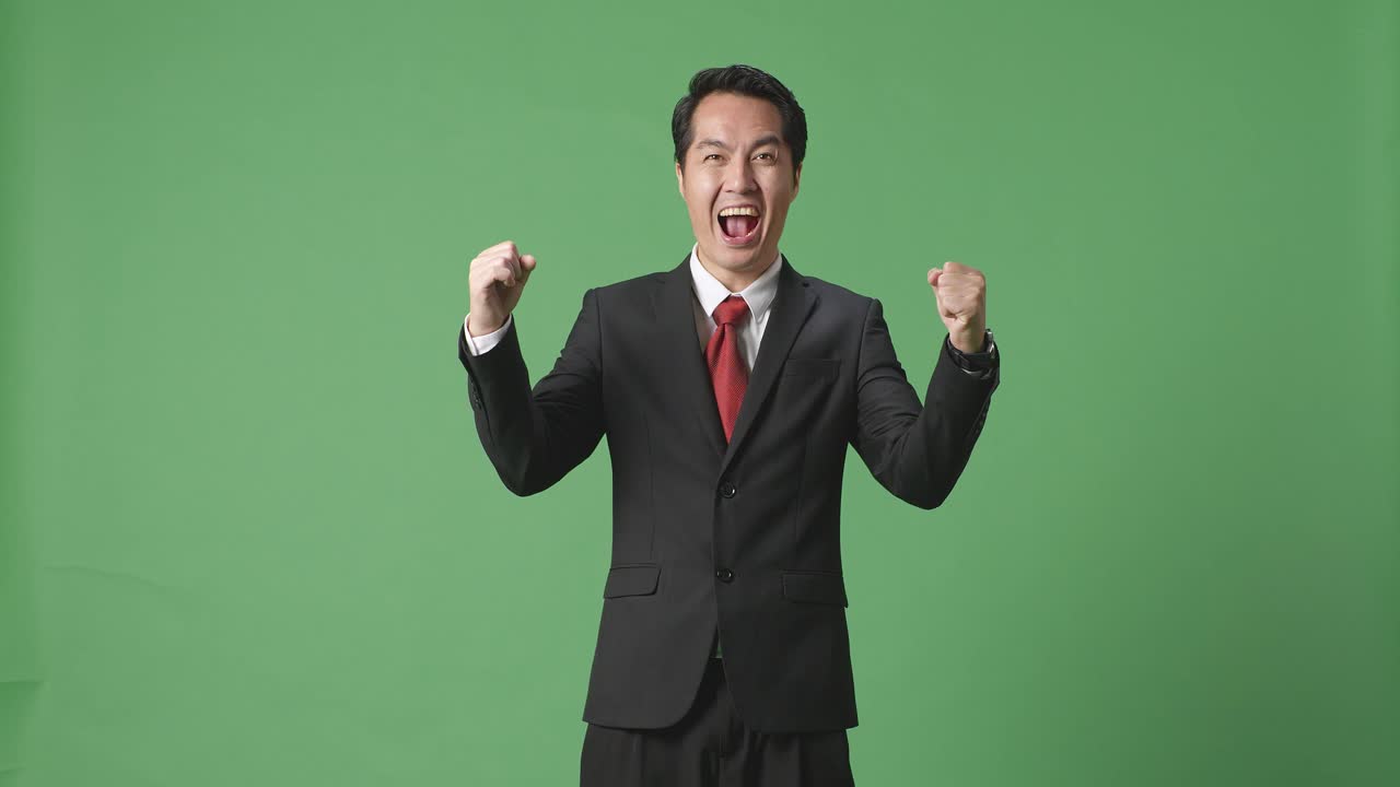 성공을 축하하는 사업가