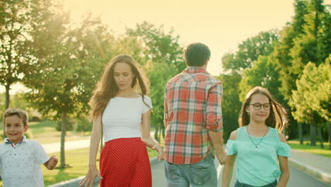 Padres-Positivos-Y-Niños-Caminando-Por-La-Calle.-Familia-Feliz-Bailando-Al-Aire-Libre