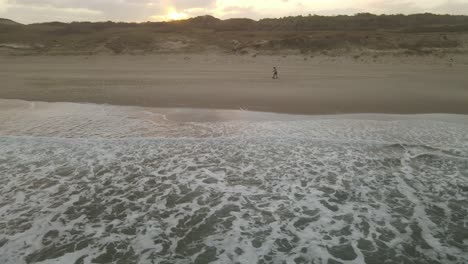 gente caminando en la playa, vista aérea del camión giratorio desde el mar