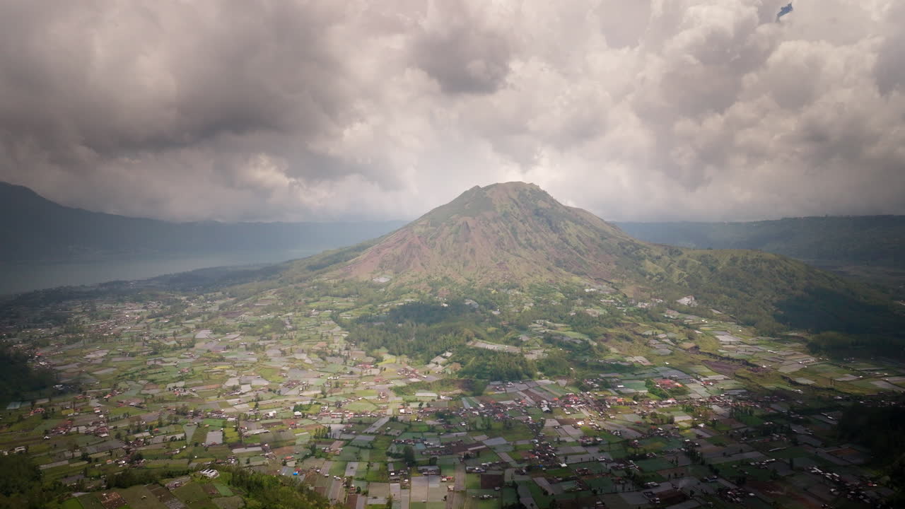 vista aérea del volcán activo del monte batur en la isla de bali, indonesia