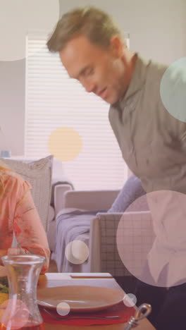 animación de puntos de caída sobre una feliz familia caucásica pasando tiempo juntos