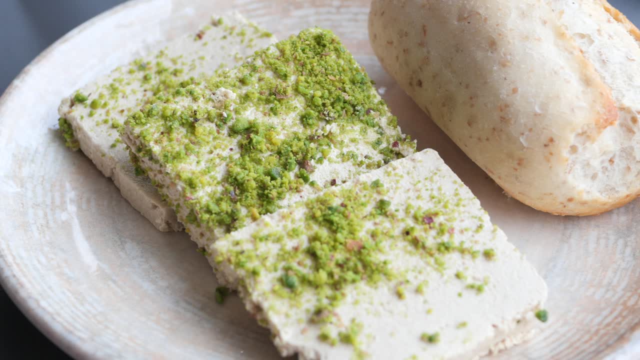 halva con pistachos y pan