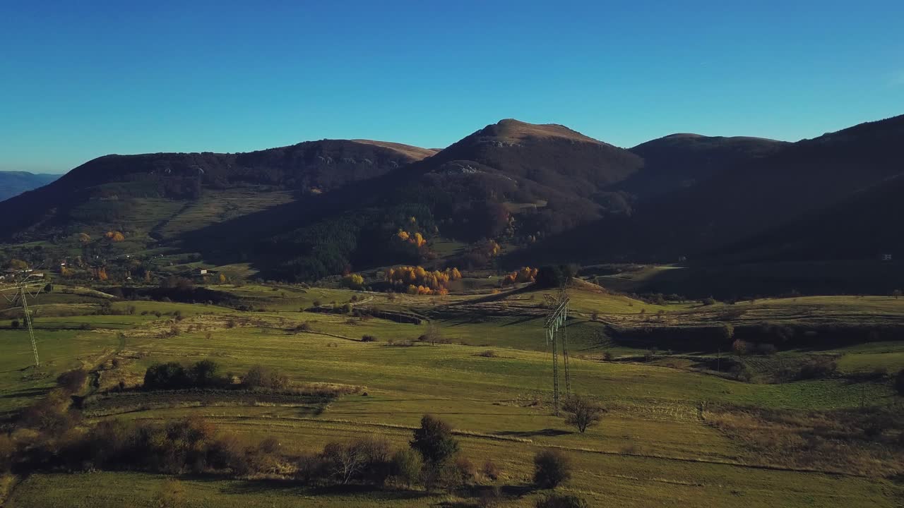 vista aérea de un hermoso prado verde a la sombra en medio de la nada