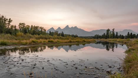 Spiegelung-Von-Wolken-Und-Bergen-Im-Snake-River-Bei-Der-Landung-Der-Schwabacher-Bei-Sonnenuntergang