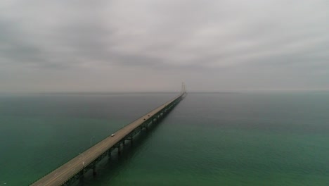 mackinac 다리에서 흐린 날