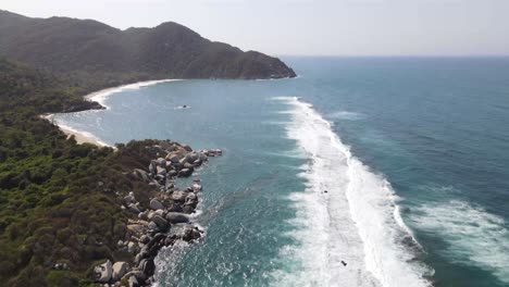 Toma-Aérea-4k-De-Ola-En-El-Mar-Parque-Tayrona-Santa-Marta-Colombia