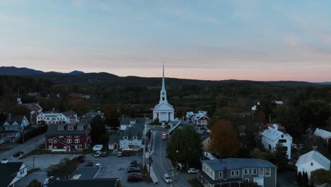 Volando-Hacia-La-Iglesia-Comunitaria-De-Stowe-En-Stowe,-Vermont,-Estados-Unidos-Durante-Los-Colores-Del-Otoño