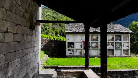 pequeña iglesia en los pirineos con un cementerio rural