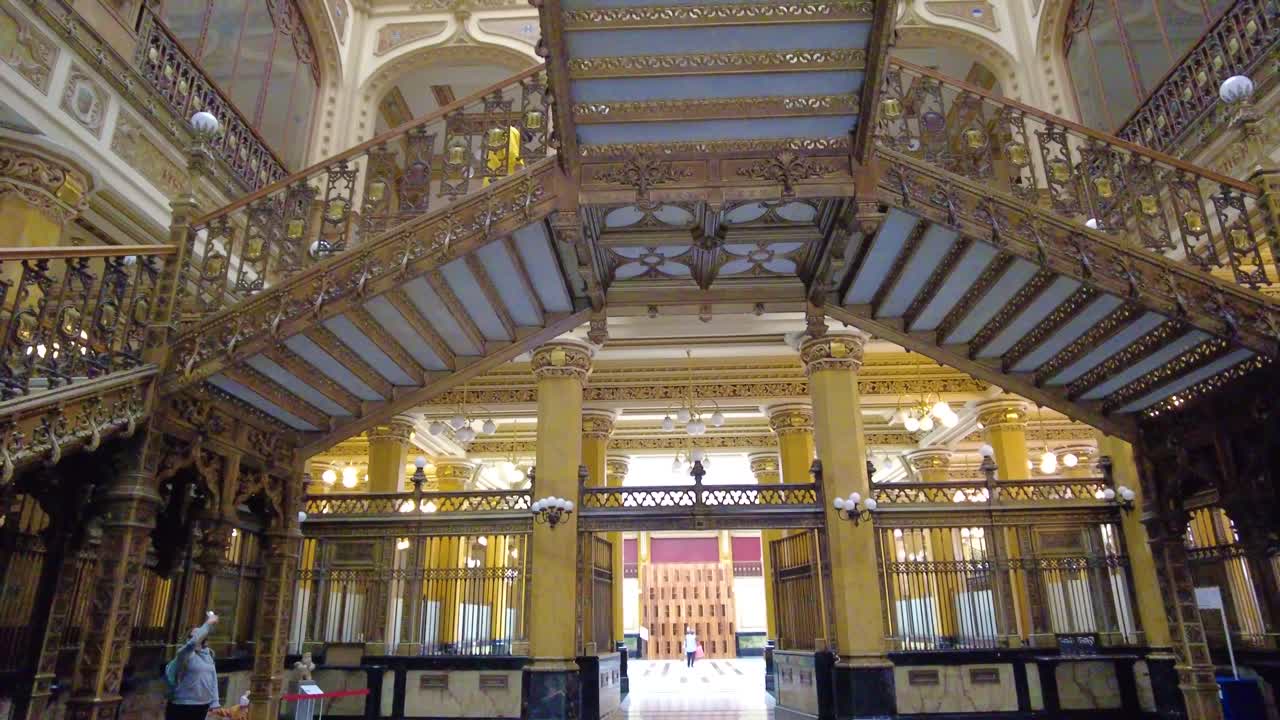 그 자체로 진정한 예술 작품인 웅장한 건축물이 있는 모든 화려함의 박물관