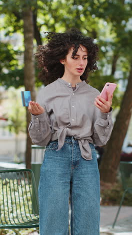 Mujer-Sorprendida-Tratando-De-Pagar-Compras-En-Línea-Teléfono-Inteligente-Tarjeta-De-Crédito-Bloqueada-Falta-De-Saldo-De-Dinero