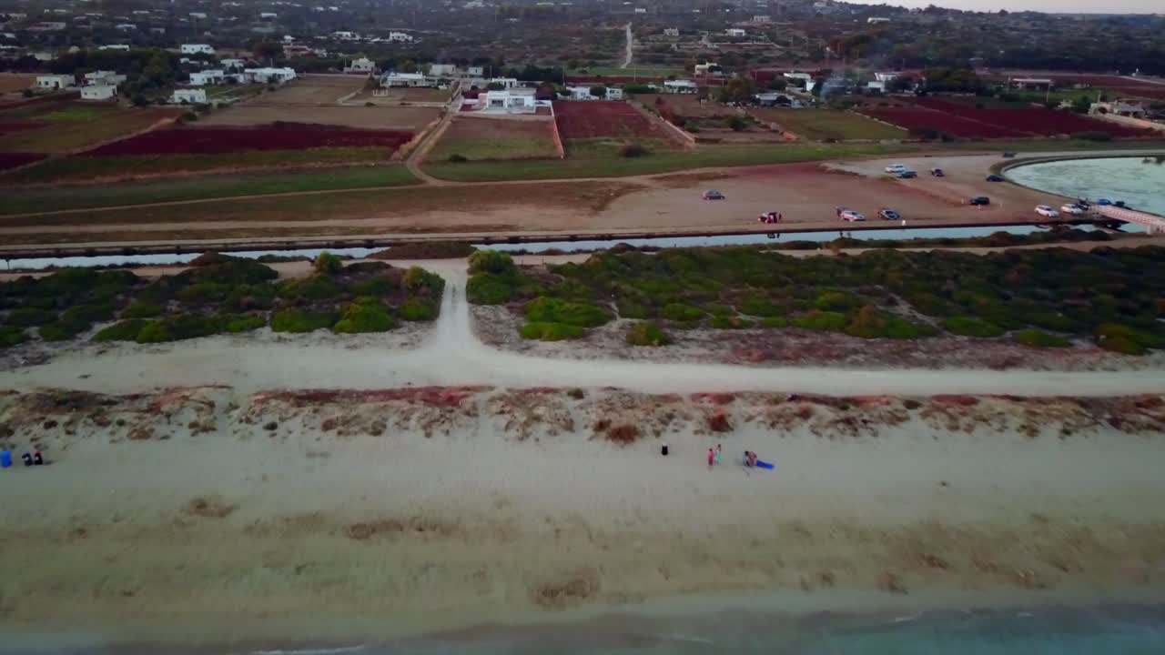 무인 항공기가 지중해 상공을 비행하고 해안에 도달