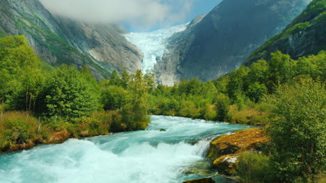 gebirgsfluss und brixdalgletscher im hintergrund die unglaublichen landschaften norwegens