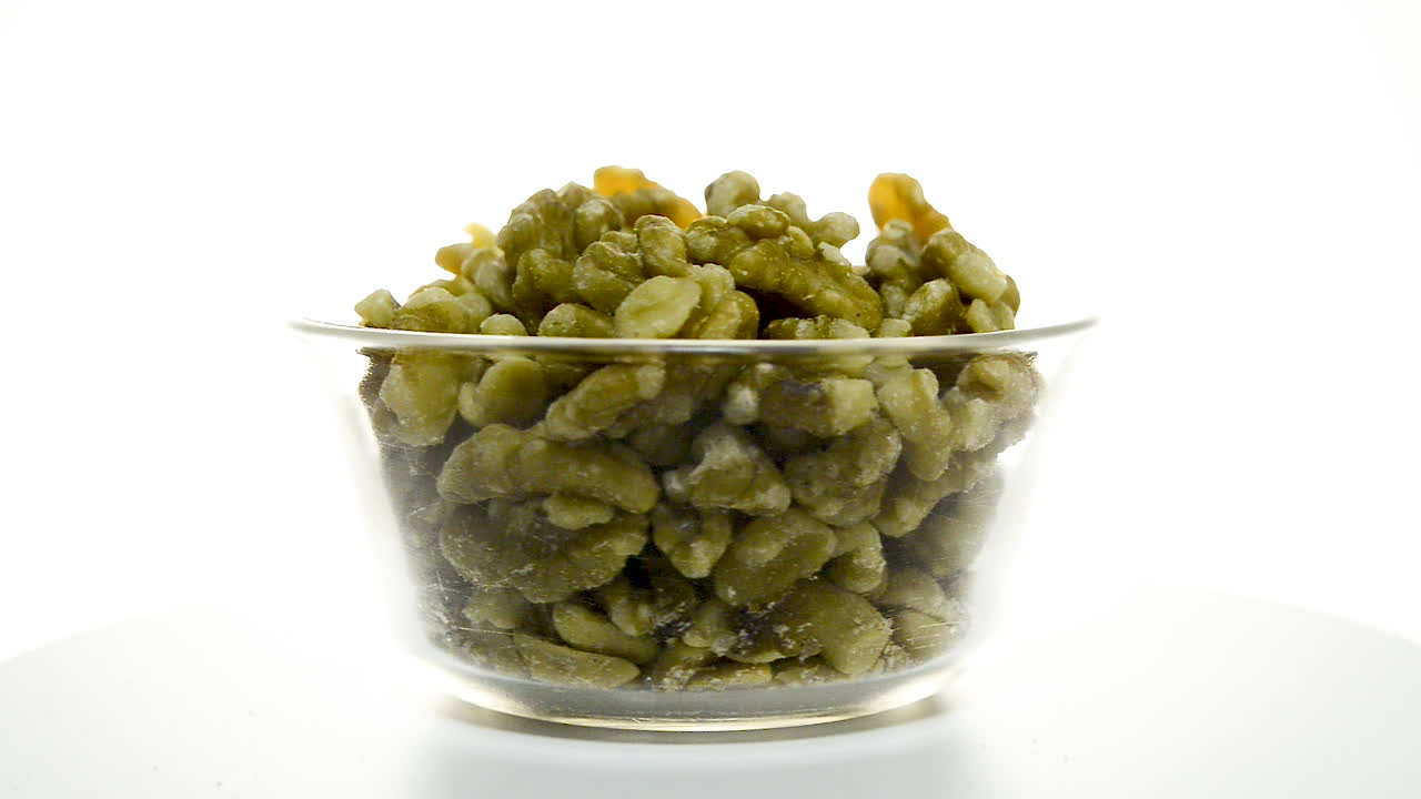 그릇에 호두. 그릇에 호두