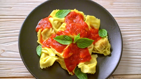 pasta tortellini italiana con salsa de tomate