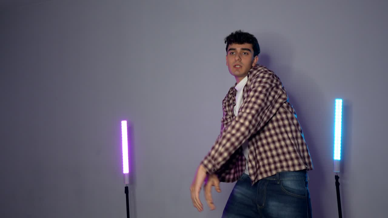 hombre bailando en el estudio