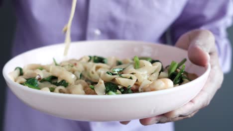 deliciosos fideos de camarón salteados