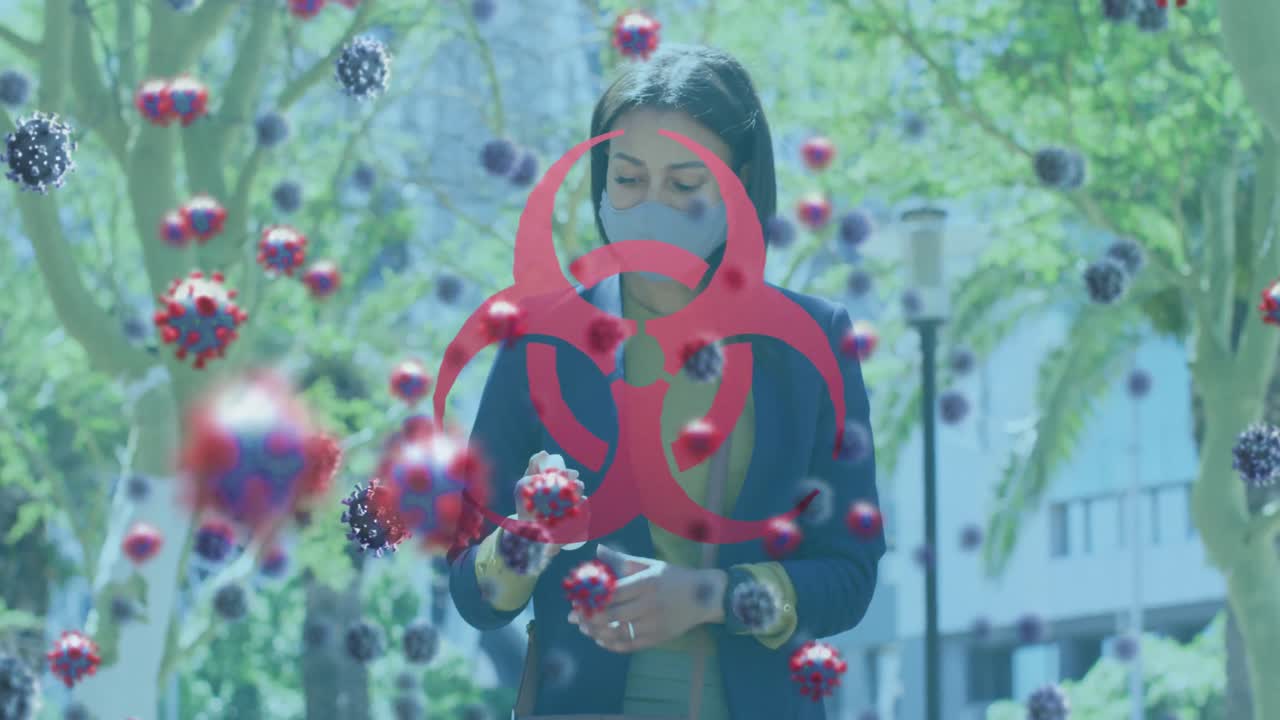 스마트폰을 사용하는 여성이 얼굴 마스크를 착용하는 바이오 해저드 상징과 코로나 19 세포의 애니메이션