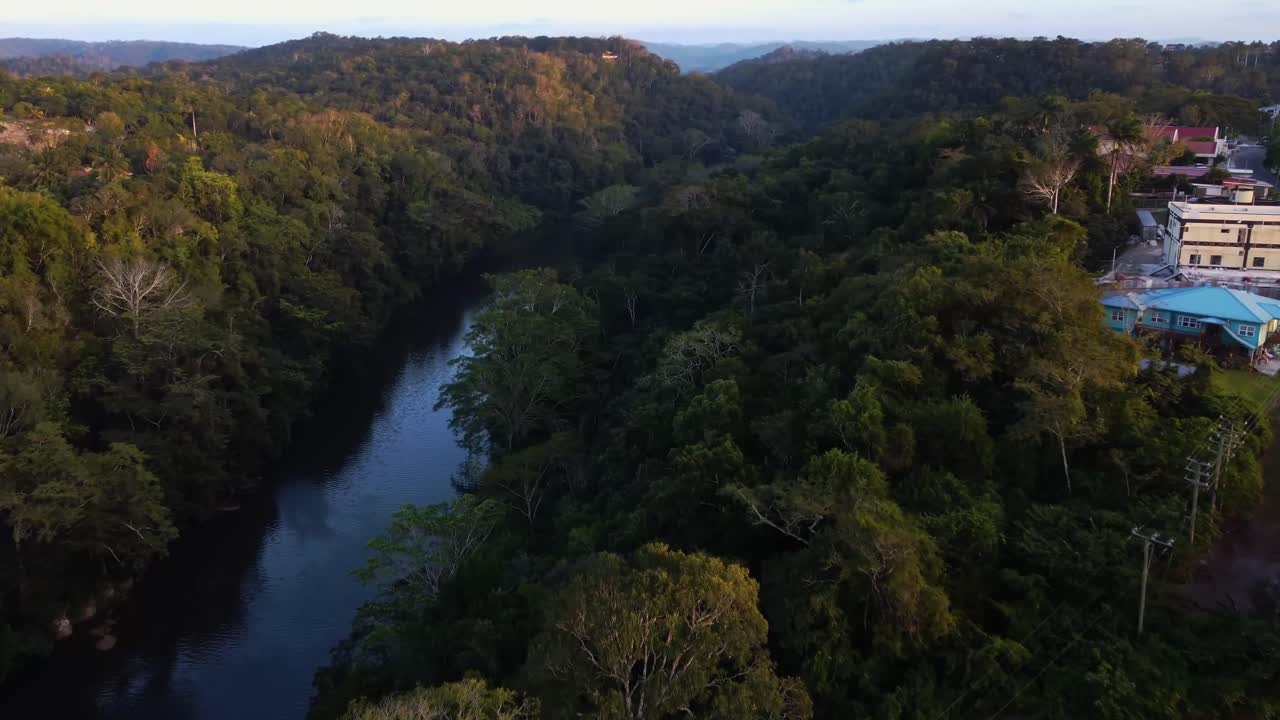 베리즈 의 산 이그나시오 근처 에 있는 마칼 강 위 에 있는 공중