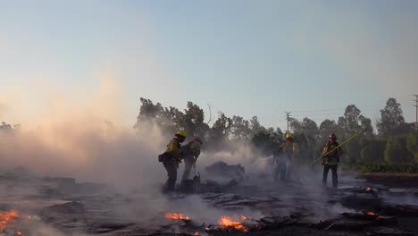 El-Fuego-De-Tierra-Arde-Mientras-Los-Bomberos-Luchan-Contra-Una-Estructura-En-Llamas-Durante-El-Desastre-De-Incendios-Forestales-De-Easy-Fire-En-Las-Colinas-Cerca-De-Simi-Valley,-En-El-Sur-De-California-1