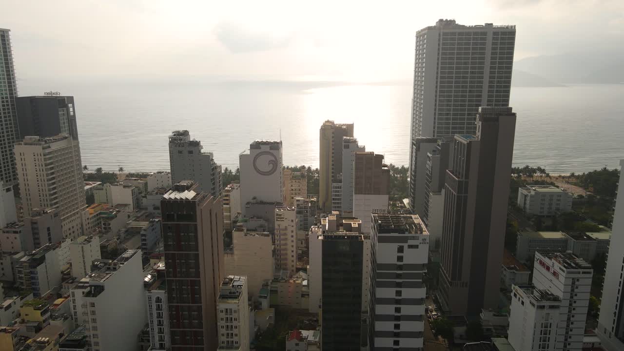 ciudad costera de trang nha - vietnam en la madrugada