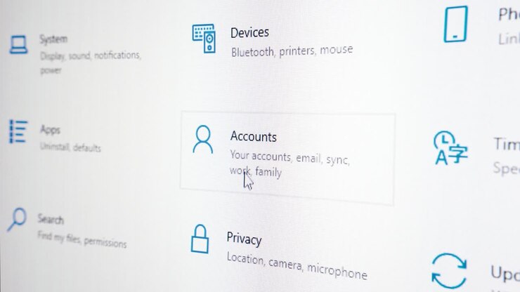 Mouse pointer moving over various setting icons in Windows 10
