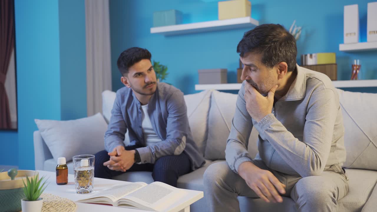 아픈 아버지가 아들에게 조언을 하고 있습니다.