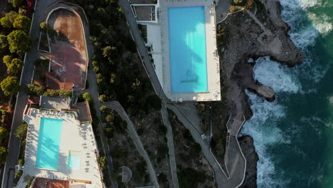 piscinas de hotel de lujo junto al mar en castellammare del golfo en palermo, isla de sicilia, italia