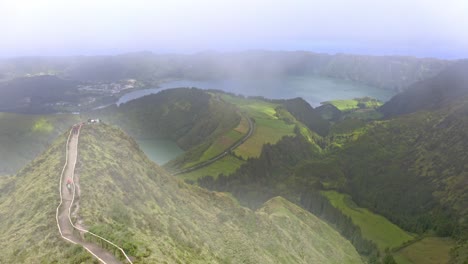 Wanderweg-Auf-Dem-Kamm-Einer-Steilen-Bergkette-Im-Nebel,-Boca-De-Inferno