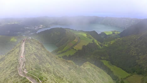 ruta de senderismo en la cresta de la empinada cordillera en la niebla, boca de infierno