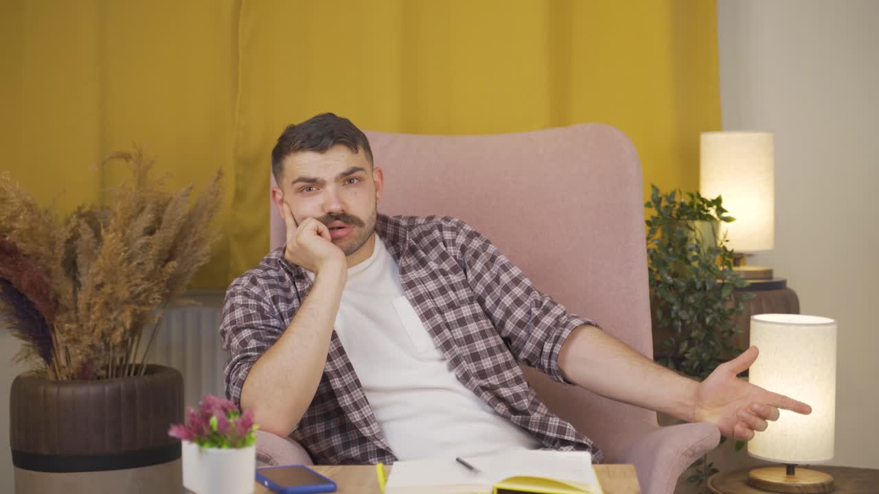 hombre mirando pensativo a la cámara.