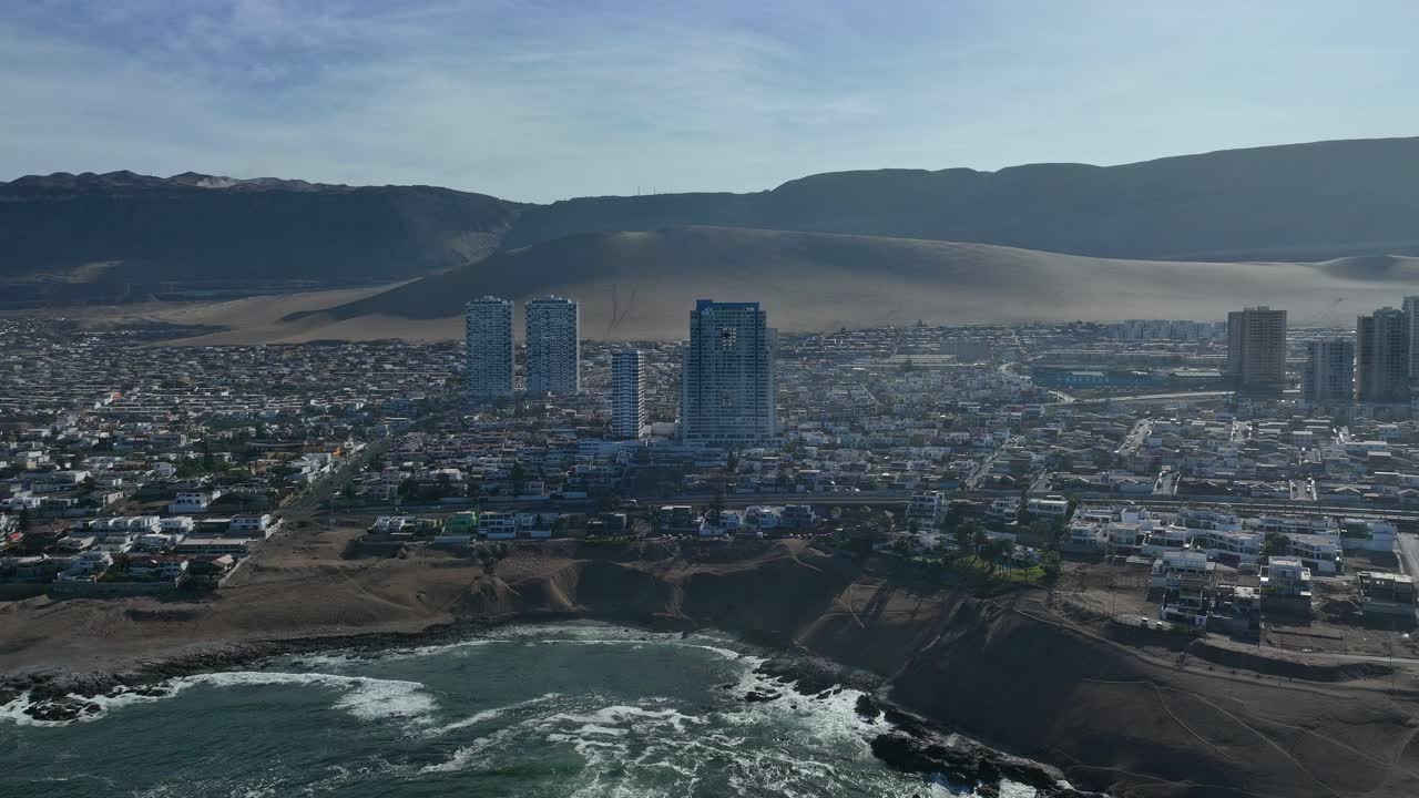 toma aérea de hiperlapso a lo largo del océano del centro de iquique, chile