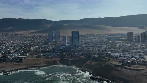 Toma-Aérea-De-Hiperlapso-A-Lo-Largo-Del-Océano-Del-Centro-De-Iquique,-Chile