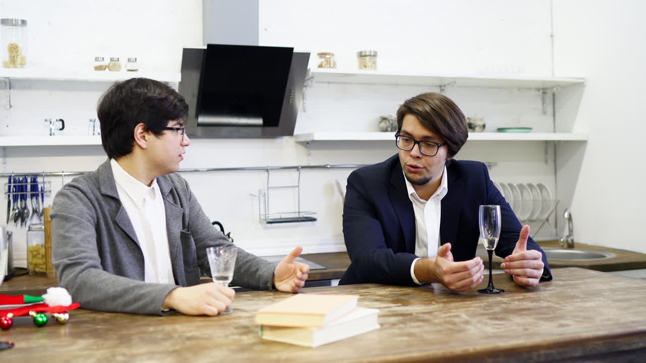 부에서 축하하는 두 사람