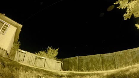 lapso de noche - al lado de una cerca mirando el cielo nocturno en un pequeño pueblo en canadá